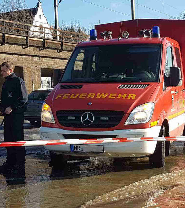 Die Feuerwehr von Stadt und Verbandsgemeinde Linz ist auf ein mögliches schwereres Hochwasser gut vorbereitet. Hier mit Auto an der Rheinfähre Linz-Kripp. Foto Thomas Schwarz